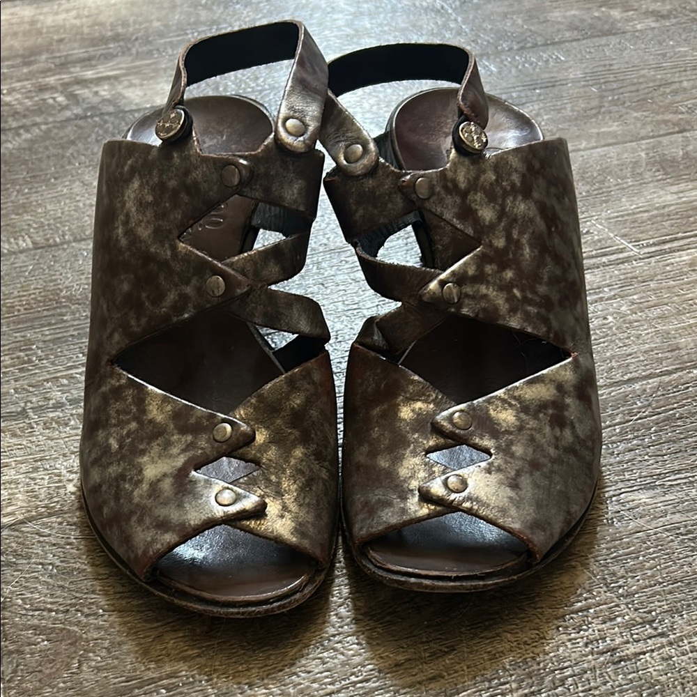 Cydwoq Himalaya Heeled Shoe in Metallic Color